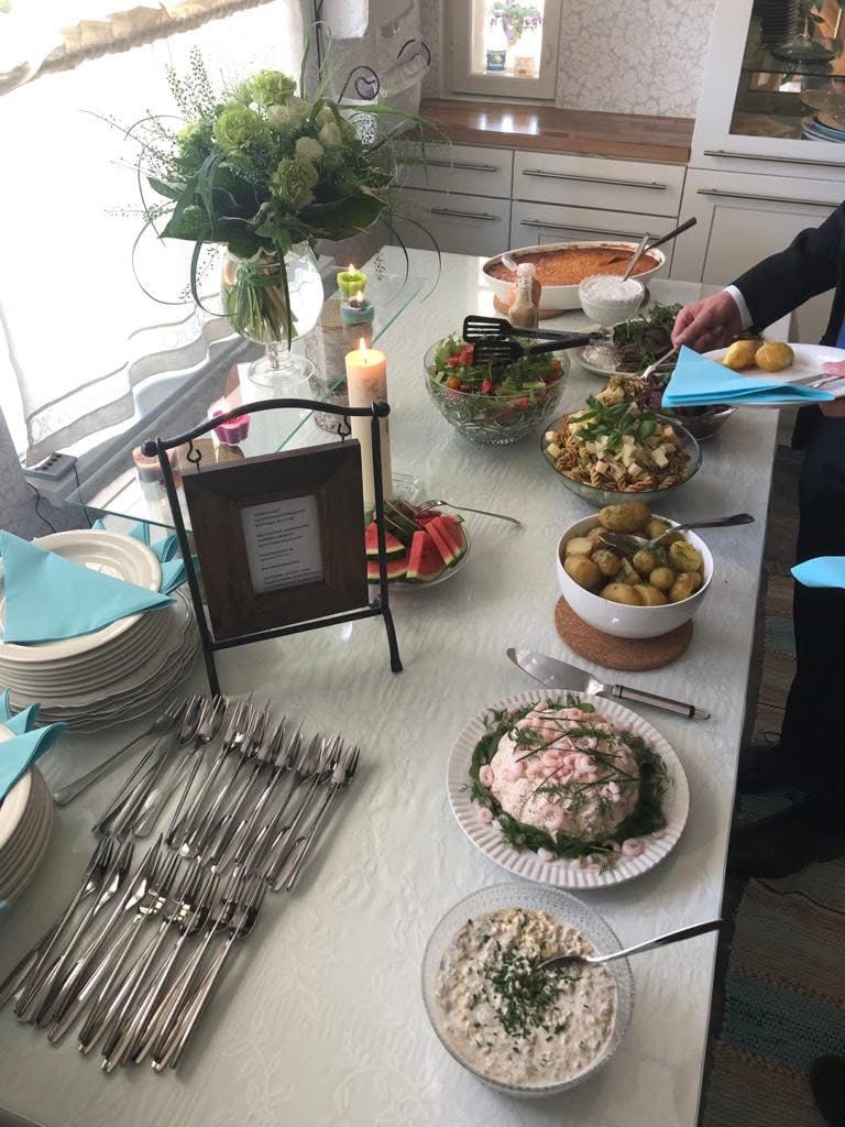 Kesämenu:sillikaviaari, kylmäsavulohihyytelö, uudet perunat, juustopastasalaatti, vihersalaatti&vinegrette, paahdetut uunijuurekset, paahtopaisti ja piparjuurikastike ja porkkanalaatikko